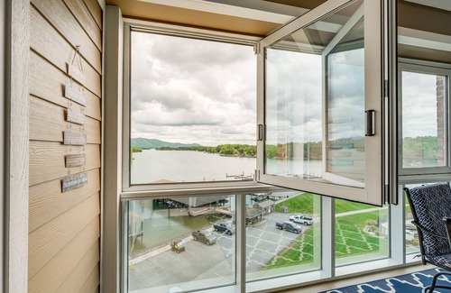 Huddleston Condo | Lakefront Huddleston Condo w/Community Pool