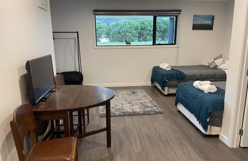 Cromwell Bed & Breakfast | Lakefront in Pisa
