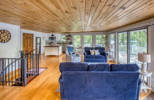 Sherwood Forest House | Lakefront Jewel By: Evergreen Home
