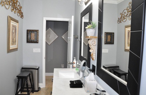 Kingsport Apartment | Lakefront king bed apt, close to Eastman, J1772 EV charger, boat slip. NO CHORES