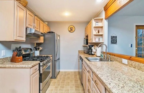 Pocono Lake Ski Chalet | LAKEFRONT - Lake Escape - Arrowhead Lake Community