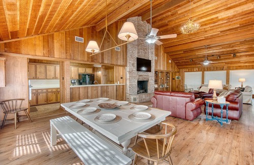 South Toledo Bend House | Lakefront Lake Haus at Indian Creek South Toledo Bend Kayaking, Fishing,Boating