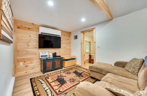 Limerick House | Lakefront Limerick Cottage with Private Beach!