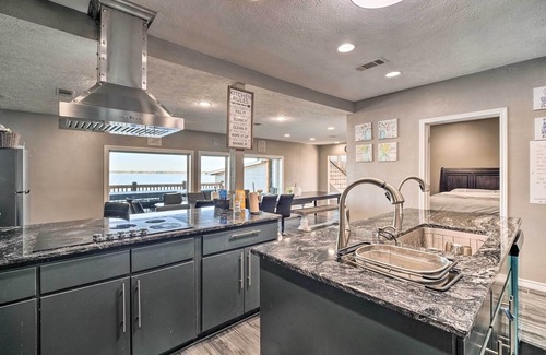 West Livingston House | Lakefront Livingston Vibes