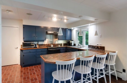 Leland Cottage | LAKEFRONT Location Location Location High Quality Experience 2.3 miles 2 Leland
