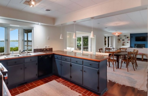 Leland Cottage | LAKEFRONT Location Location Location High Quality Experience 2.3 miles 2 Leland
