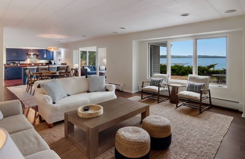 Leland Cottage | LAKEFRONT Location Location Location High Quality Experience 2.3 miles 2 Leland