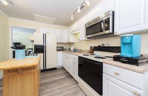 Southmont Apartment | Lakefront Loft with private deck, kayaks, paddleboards, fishing, firepit, fun.