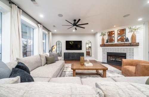 Mid America House | Lakefront Lux, Pool, Hot Tub, Game Room