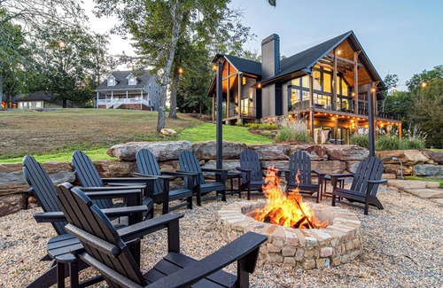 Arley House | Lakefront Luxury: 4 bedrooms + 2 large bunkrooms & Gameroom Retreat!