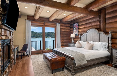 Olympia Other | Lakefront Luxury Castle w/Hot Tub - Great for Groups, Gatherings, & Reunions!
