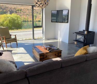 Lowburn House | Lakefront Luxury In Old Cromwell *New 3BR Home*