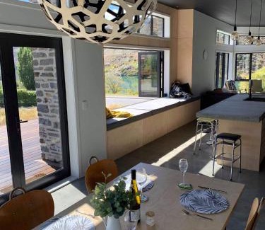Lowburn House | Lakefront Luxury In Old Cromwell *New 3BR Home*