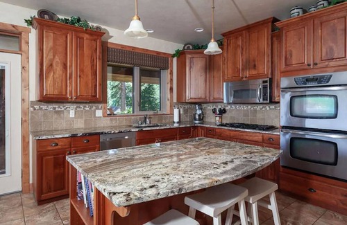 Marion Cabin | Lakefront Luxury Lodge * Hot Tub * Private Dock * Offseason Discounts