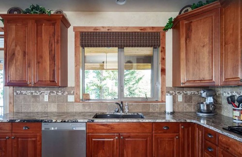 Marion Cabin | Lakefront Luxury Lodge * Hot Tub * Private Dock * Offseason Discounts