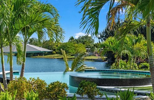 Ludlam House | Lakefront Luxury Retreat – 7BR Paradise Escape