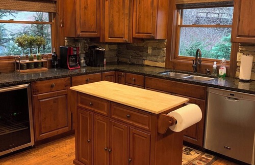 Robbinsville House | Lakefront-magnificent views, cozy, spacious, w year-round amenities-all agesnnn