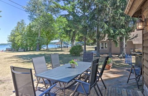 Suttons Bay House | Lakefront Manitou Cottage Less Than 1 Mi to Downtown!