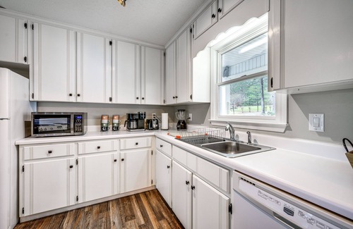Milledgeville House | Lakefront Milledgeville Home w/Private Dock!