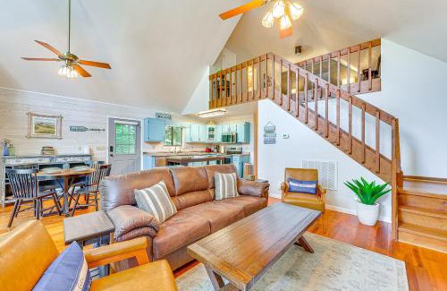 Unaka House | Lakefront Murphy Getaway with Deck, Dock and Kayaks!
