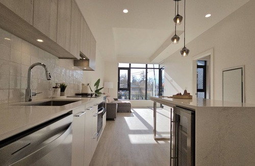 South Pandosy Apartment | Lakefront New Condo with Large Patio