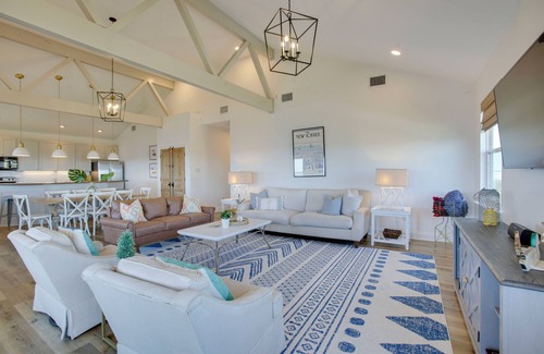 Lake Catherine House | Lakefront NOLA Home w/Hot Tub & Views!
