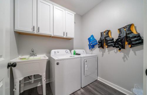 Lake Hamilton House | Lakefront Oasis 7 Min to DWNTN with Game Room!