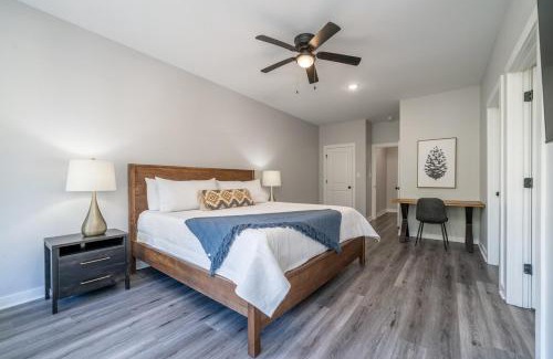 Lake Hamilton House | Lakefront Oasis 7 Min to DWNTN with Game Room!