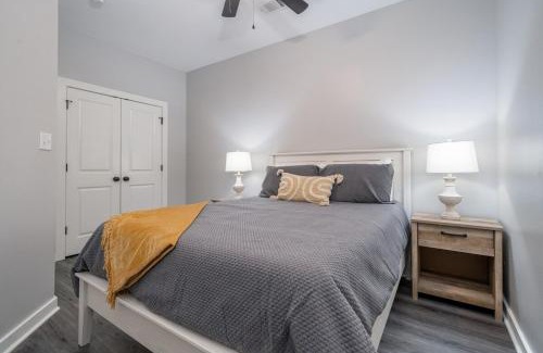 Lake Hamilton House | Lakefront Oasis 7 Min to DWNTN with Game Room!