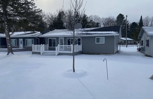 Prudenville Cottage | Lakefront on Beautiful East Bay of Houghton Lake!
