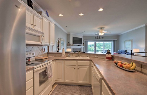 Camdenton Condo | Lakefront Ozark Condo w/Balcony & Seasonal Pool!