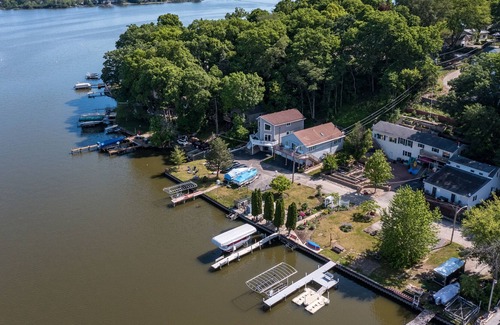 Fox Lake House | Lakefront Paradise