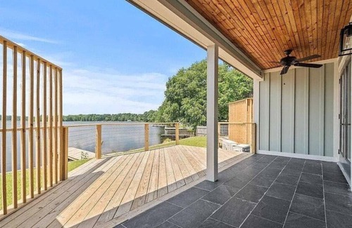 Hartsville Condo | Lakefront Paradise!