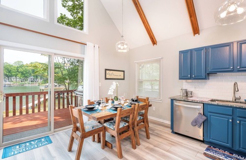 Mayhew House | Lakefront Paradise: Custom Dock, Kayaks, Stand Up Paddle Boards + Firepit.