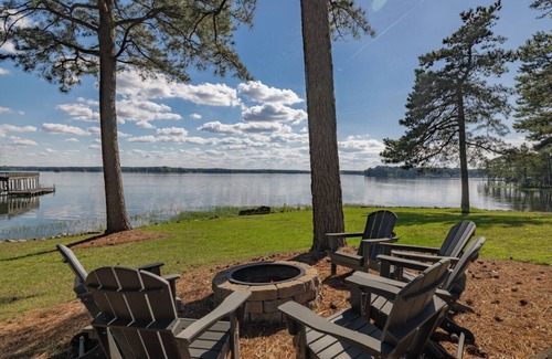 Henrico House | Lakefront, Pet Friendly, Deck, Fire Pit, Kayak