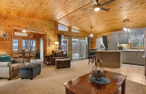 Spooner Cabin | Lakefront! Pine Cone Cottage on Lake McKinley NEW