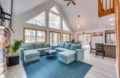 Blakeslee House | Lakefront Poconos Cabin with Deck and Game Room