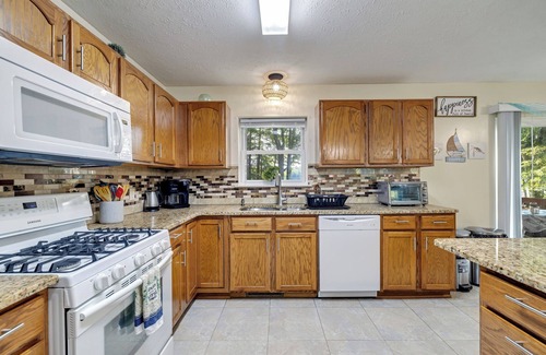 Pocono Summit House | Lakefront Poconos, Family Friendly, Firepit, Kayak, Games, Pet friendly