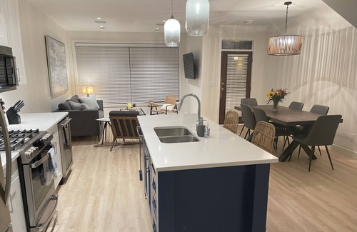 Westbank Condo | Lakefront Pool, hot tub, fitness rm 2bd OPEN Fri Aug 31- Fri Sept 6