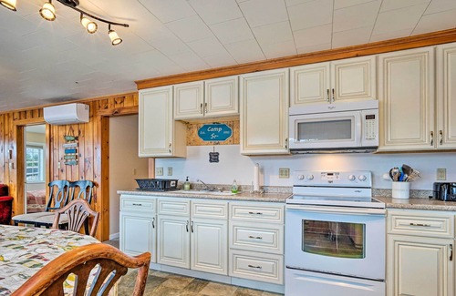 Poultney Cottage | Lakefront Poultney Cottage w/ Deck + Views!