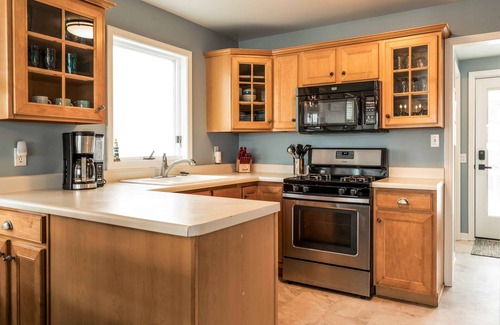 Delavan Lake House | Lakefront | Private Dock | Pet Friendly | Fire Pit
