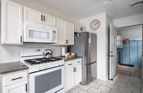 Hastings Cottage | Lakefront, Private Lake, hot tub, Game Room & pets