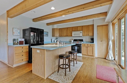 Honey Creek House | Lakefront |Private Sandy Beach & Pier |Blue Spring Lake |Fire Pit |Grill |Kayaks |Canoe |Paddle Boat