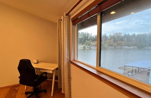 Eatonville House | ~Lakefront Property ~ 23 miles to Mt. Rainier!