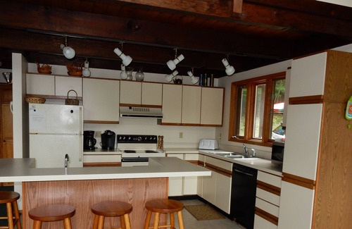 Paradox House | Lakefront, Quiet, Private Beach, Perfect for Families, Wireless Internet