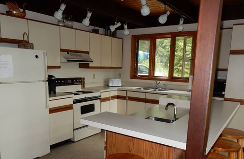 Paradox House | Lakefront, Quiet, Private Beach, Perfect for Families, Wireless Internet