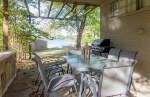 Lake Hamilton House | Lakefront rental, beautiful for a fall getaway! Super location and views!