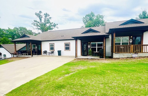 Grove House | Lakefront Resort Townhome with Swimming Pool and Boat Slips On Site