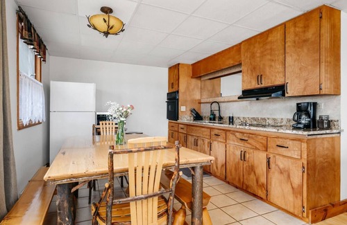 Mayfield Condo | Lakefront Resort Retreat-Pontoon & SUP Rentals