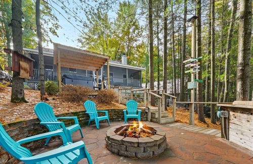 South Boardman House | Lakefront retreat 30 min to Traverse City. Hot tub, fire pit, kayaks, game room.